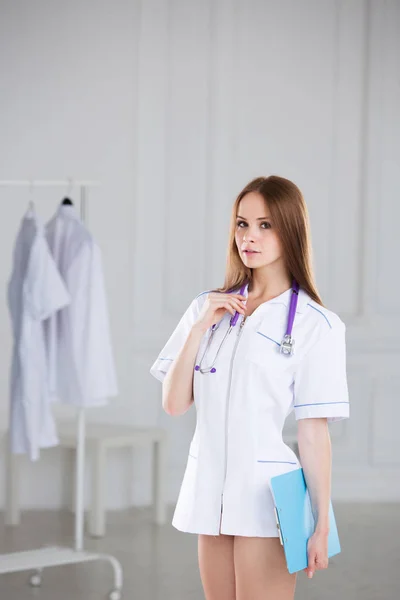 Frauenfreundliche Ärztin im Krankenhaus. — Stockfoto