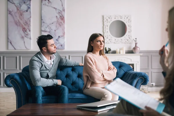 Pareja visitando a un psicólogo y teniendo una sesión psicológica mientras lidia con problemas en las relaciones . — Foto de Stock