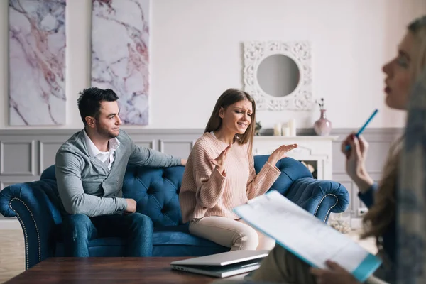 Pareja visitando a un psicólogo y teniendo una sesión psicológica mientras lidia con problemas en las relaciones . — Foto de Stock