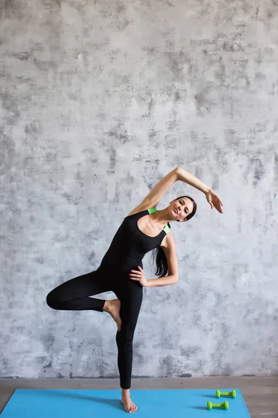 Joven atlético deportivo mujer delgada haciendo ejercicio . — Foto de Stock