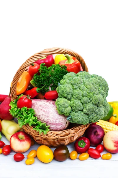 Légumes frais dans le panier. — Photo