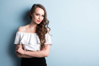 Fotokopi alanı olan mavi arka planda güzel bir kadın.. 