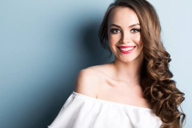 Uzun esmer, güzel bir kadının stüdyo portresi.. 