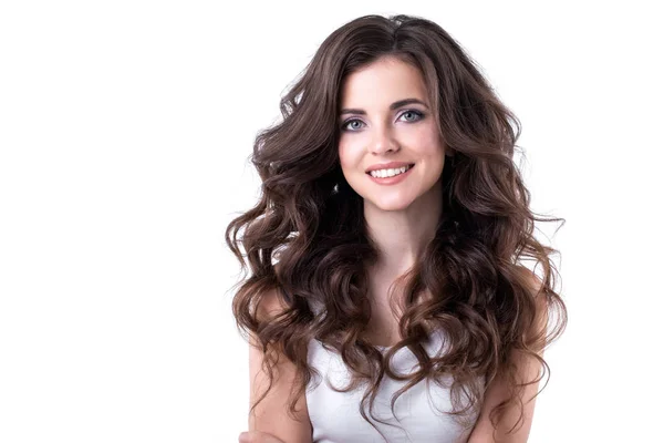 Hermosa mujer joven con cabello hermoso y maquillaje natural —  Fotos de Stock