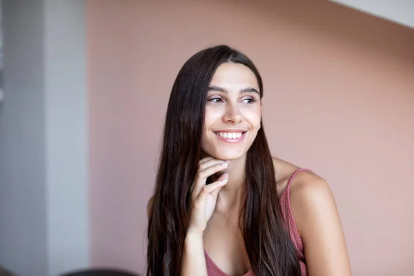 Retrato jovem bela mulher sorridente em casa . — Fotografia de Stock