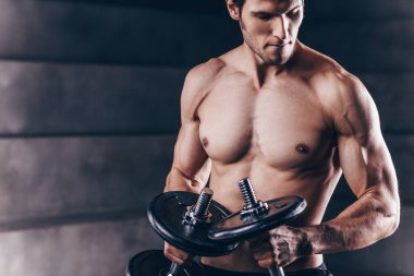 kaslı adam ile Halter egzersiz uyması. 