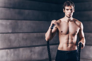 İple güçlü yakışıklı bir adam.. 