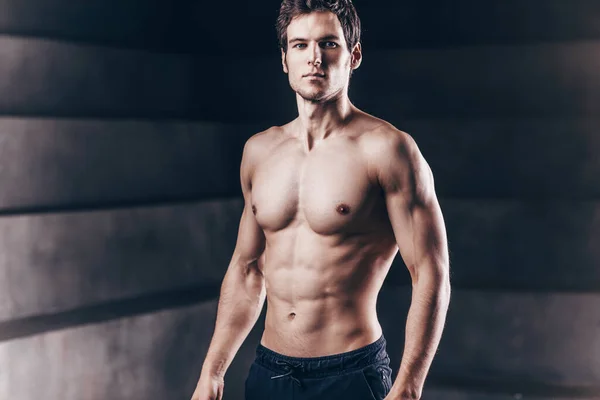 Güçlü erkek fitness modeli. — Stok fotoğraf