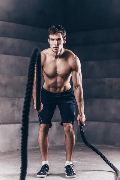 Muscular hombre de entrenamiento con cuerda en el entrenamiento funcional de fitness g —  Fotos de Stock