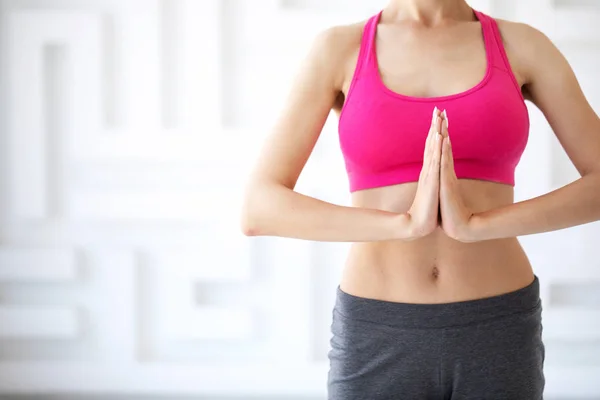 Fitness-Frau hautnah beim Yoga mit den Händen in Namaste. — Stockfoto
