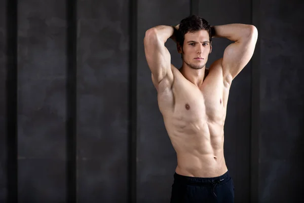 Silný mužský fitness model. Kulturista. — Stock fotografie