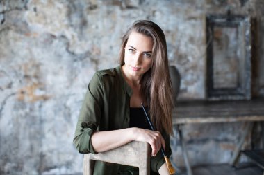 Ellerinde fırça tutan genç bir sanatçı.. 