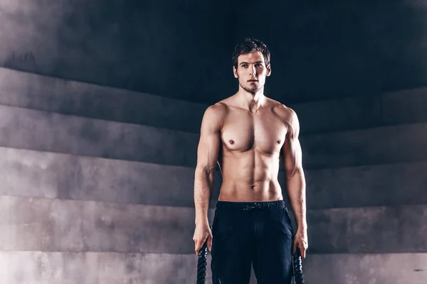Fitness Muž Cvičení Bojovými Provazy Tělocvičně Síla Motivace — Stock fotografie