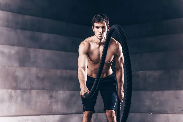 Hübscher Muskulöser Mann Macht Beim Training Fitnessstudio Kampfseilübungen Stärke Und — Stockfoto