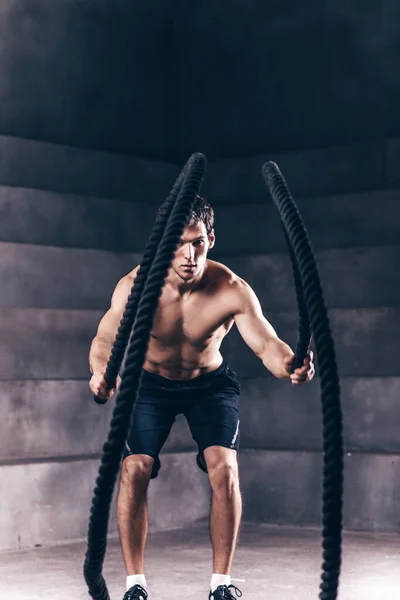 Musculoso Poderoso Hombre Entrenando Con Cuerda Culturista Estudio Oscuro —  Fotos de Stock