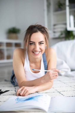 Soyut resim yapan kadın. Sanat hobisi boş zaman.