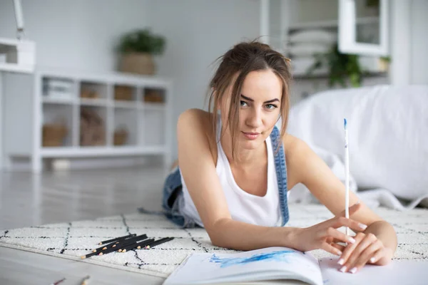 Kvinna Ritar Akvarell Design Inspiration Konstskapande Hobby — Stockfoto