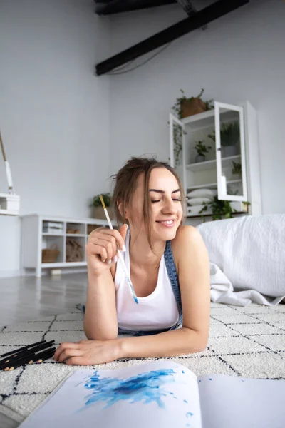 Kvinnlig Konstnär Målar Hemma Inspiration Konstskapande Hobby — Stockfoto