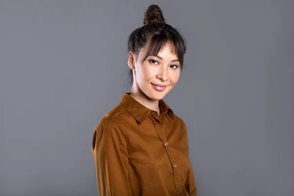 Retrato Una Joven Hermosa Mujer Estudiante Asiática Estudio Sobre Fondo — Foto de Stock