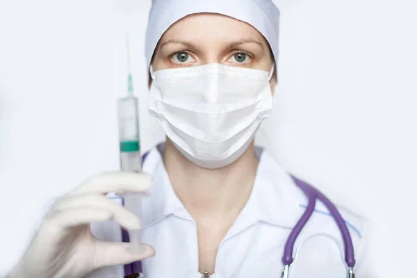 Tıbbi Koruyucu Maskeli Bir Hemşirenin Şırıngayla Yakın Çekimi Virüs Için — Stok fotoğraf