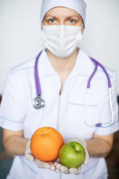 Tıbbi Koruyucu Maskeli Meyveli Bir Kadın Doktor Bir Salgın Virüs — Stok fotoğraf
