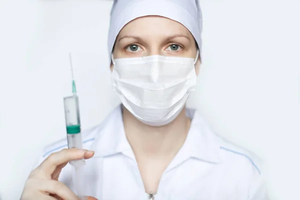 Tıbbi Koruyucu Maskeli Şırıngayla Yakından Çekilmiş Bir Kadın Doktor Virüs — Stok fotoğraf