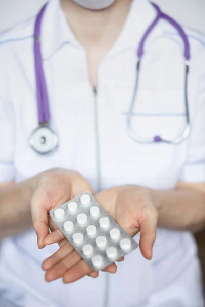 Pastillas Mano Mujer Concepto Salud —  Fotos de Stock