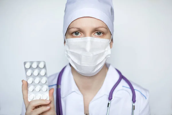 Beyaz Hapları Elinde Tutan Kadın Doktor Sağlık Hizmeti Kavramı — Stok fotoğraf