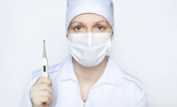 Tıbbi Yüz Maskesi Takan Doktor Kadın Medikal Termometre Beyaz Arka — Stok fotoğraf