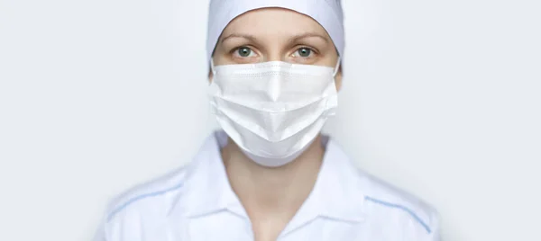 Donna Medico Indossa Maschera Chirurgica Sfondo Bianco Copia Spazio — Foto Stock