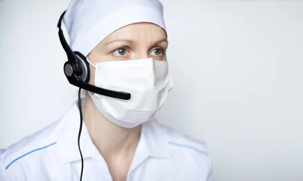 白い背景に保護マスクを身に着けているヘッドセットの肖像俳優 テキストのための空白のコピースペースエリアと オンライン医療相談 — ストック写真