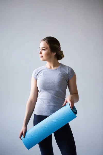 Aantrekkelijke Mooie Jonge Sportvrouw Houden Yoga Mat Geïsoleerd Grijze Achtergrond — Stockfoto