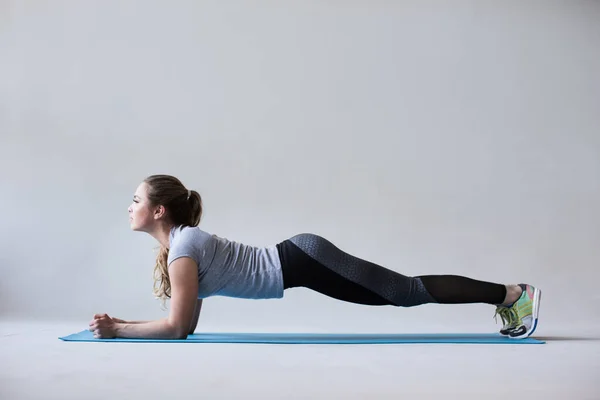 Woman Doing Exercises Gray Background — Stock Photo, Image