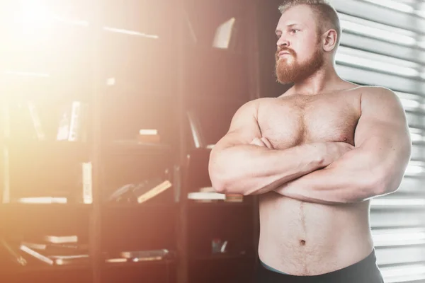 Foto Homem Musculoso Com Uma Barba Posando Com Mãos Cruzadas — Fotografia de Stock