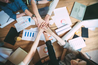 Meslektaşlardan oluşan bir ekip. Elleri yukarıda. Takım çalışması..