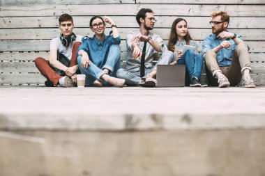 Rüya Takımı. Bir grup kendine güvenen insan oturuyor ve tartışıyorlar..