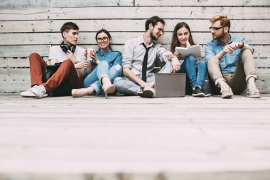 Rüya Takımı. Bir grup kendine güvenen insan oturuyor ve tartışıyorlar..