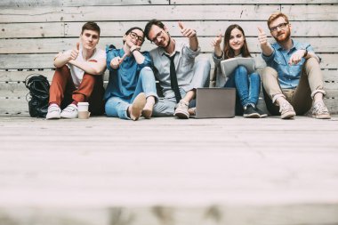 Genç yaratıcı ekip. Proje yöneticisi ekibi yeni bir fikri tartışıyor. Mutlu güzel insanlar tartışıyor..