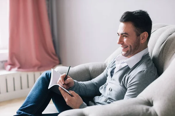 Psicólogo Foto Lateral Homem Sentado Uma Poltrona Sorrindo Escrevendo Com — Fotografia de Stock