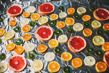 Folyonun üzerinde duran yuvarlak meyve parçalarının fotoğrafı..