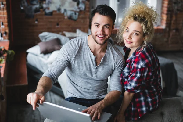 Retrato Una Hermosa Pareja Joven Utilizando Ordenador Portátil Sofá Casa — Foto de Stock