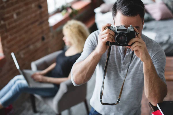 Pria Dengan Kamera Mengambil Gambar Dengan Seorang Wanita Duduk Dengan — Stok Foto