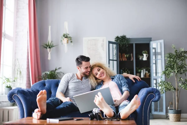 Hombre Mujer Con Portátil Sentado Sofá Azul Casa Familia Joven — Foto de Stock