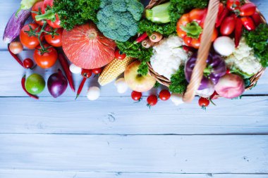Ahşap arka planda çeşitli taze sebzeler..