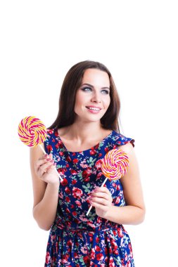 Şeker lolipopu tutan gülümseyen kız. Tatlı hayat ve şekerleme.