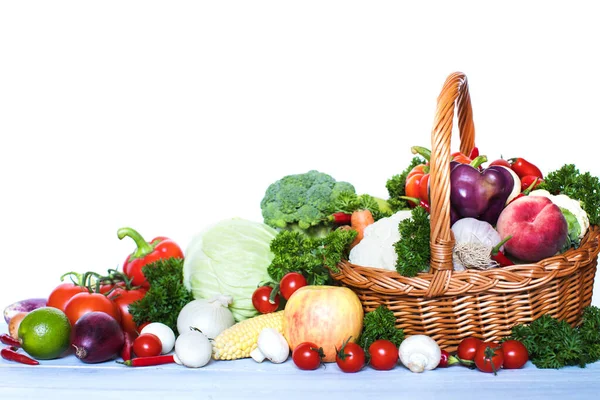 Composition Avec Légumes Fruits Dans Panier Osier Isolé Sur Blanc — Photo