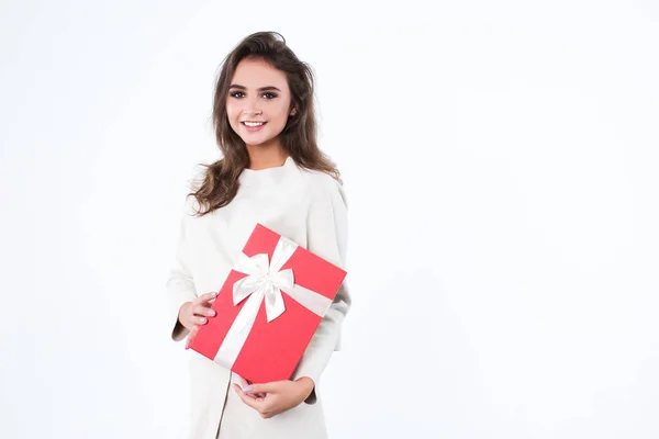 Joven Mujer Hermosa Con Regalo Sus Manos Vacaciones — Foto de Stock