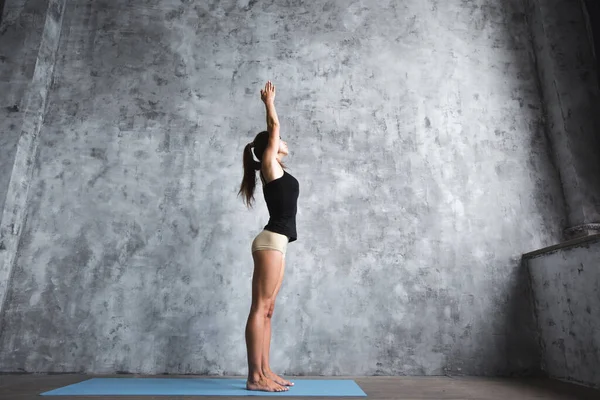 Mujer Practicando Yoga Interiores Meditación Equilibrio — Foto de Stock
