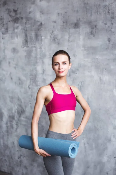 Mulher Bonita Com Tapete Ioga Exercício — Fotografia de Stock