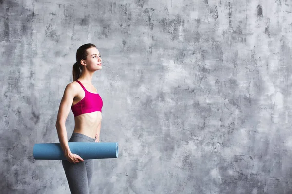 Een Vrouw Met Een Yogamat Trainen — Stockfoto